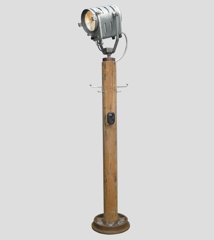 Oude Theaterlamp vloerlamp Philips op hout trein wiel, Huis en Inrichting, Lampen | Vloerlampen, Gebruikt, 150 tot 200 cm, Hout