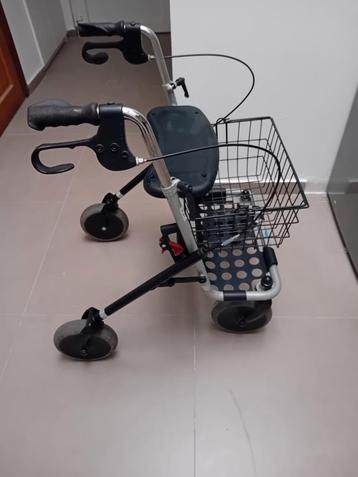 Le Rollator est muni de 4 roues pivotantes et épaisses.
Il e beschikbaar voor biedingen