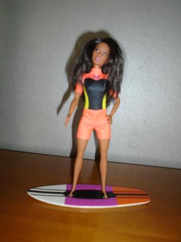 Barbie pop met surfplank beschikbaar voor biedingen