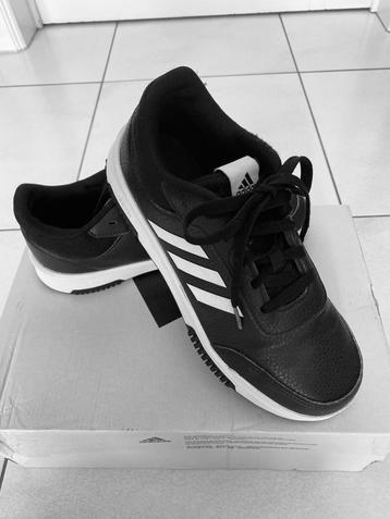Paar unisex Adidas zwart/witte sneakers M37 beschikbaar voor biedingen