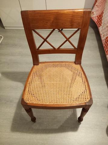 set van 8 houten stoelen identiek volledig gerestaureerd 
