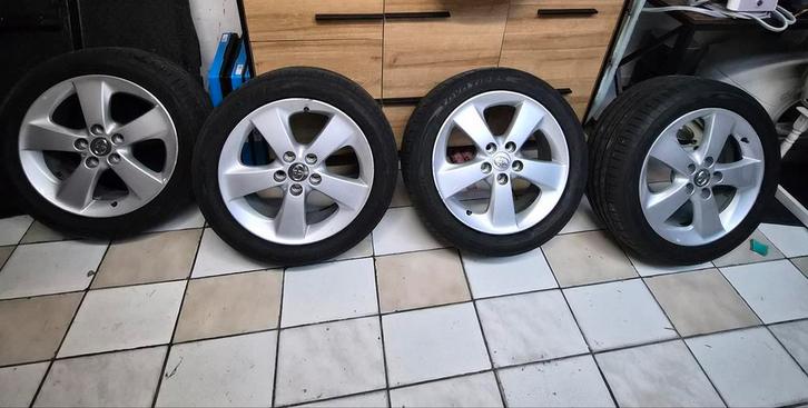 Jantes Toyota de 17 pouces avec pneus de nouvelle marque, Autos : Pièces & Accessoires, Pneus & Jantes, Pneu(s), 17 pouces, Enlèvement
