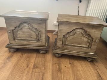 2 nachtkastjes hout beschikbaar voor biedingen