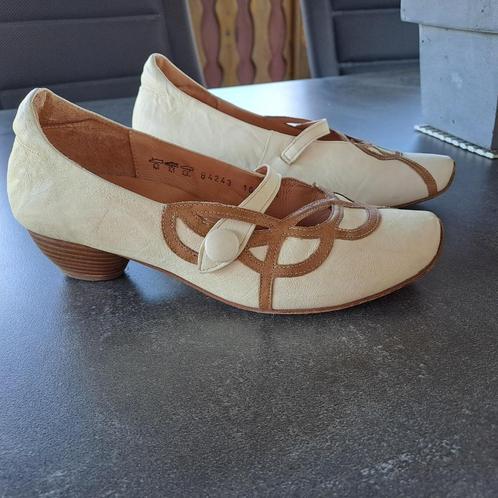 mooie schoenen van Think, maat 38,5, Kleding | Dames, Schoenen, Zo goed als nieuw, Schoenen met lage hakken, Beige, Ophalen of Verzenden