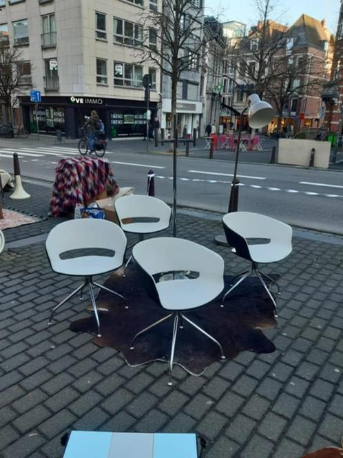4 design stoelen van  merk andreu world, Huis en Inrichting, Stoelen, Gebruikt, Vier, Metaal, Ophalen