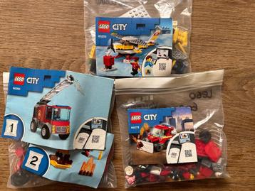 Lego City postvliegtuig + brandweerwagen + bluswagen beschikbaar voor biedingen
