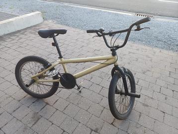 BMX met steuntjes voor stunts beschikbaar voor biedingen