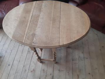 Antieke inklapbare tafel uit massief eikenhout.