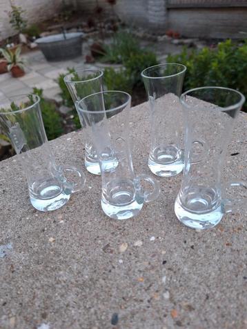 Vintage glaasjes beschikbaar voor biedingen