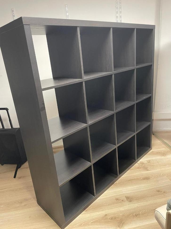 IKEA KALLAX 4x4 plank - zwart/bruin - Zo goed als nieuw, Huis en Inrichting, Woonaccessoires | Etagères, Zo goed als nieuw, Ophalen
