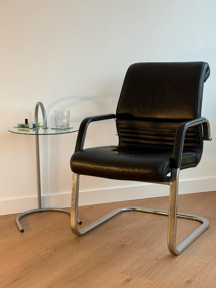 Chaise design en cuir noir & structure chromée style Bauhaus, Maison & Meubles, Chaises, Comme neuf, Une, Cuir, Noir, Enlèvement