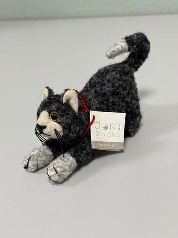 Dora Designs - Kat cat poes Paperweight faux leer suedette beschikbaar voor biedingen