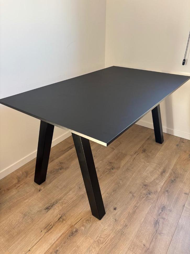 Table design – plateau noir ultra-mat (peut-être Fenix), Huis en Inrichting, Tafels | Eettafels, Gebruikt, 50 tot 100 cm, 150 tot 200 cm