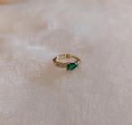 Nieuwe vergulde 'huggie' oorring met groen en witte steentje, Ophalen of Verzenden, Nieuw, Groen, Goud