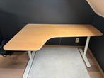 Eikenkleurig IKEA (BEKANT) hoekbureau met witte poten, Huis en Inrichting, Bureaus, Ophalen, Zo goed als nieuw, Bureau