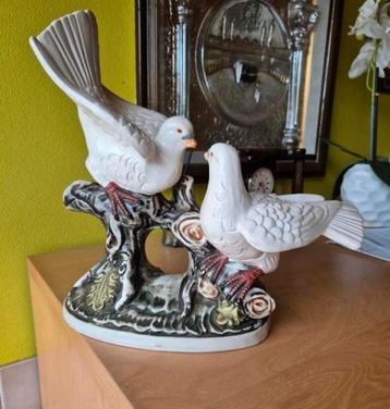 Antieke decoratie staan beeld- verliefde vogeltje's/ duiven beschikbaar voor biedingen