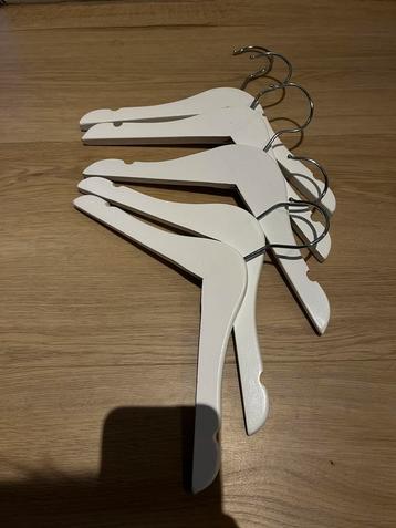 Kleine kledinghangers beschikbaar voor biedingen