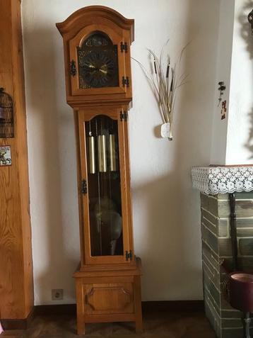 Staande klok beschikbaar voor biedingen