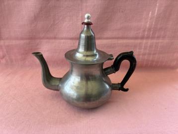 Tinnen theepot beschikbaar voor biedingen