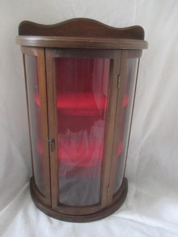 vintage vitrine kastje beschikbaar voor biedingen