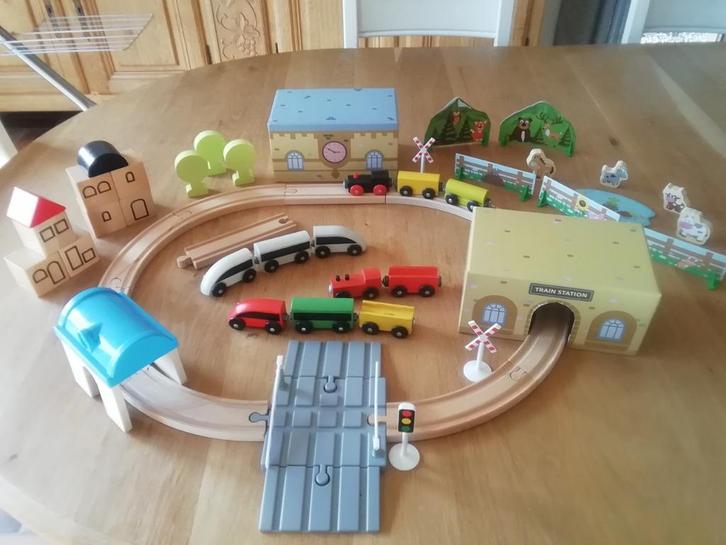 Petit train en bois compatible BRIO, Enfants & Bébés, Jouets | Jouets en bois, Comme neuf, Autres types, Enlèvement ou Envoi