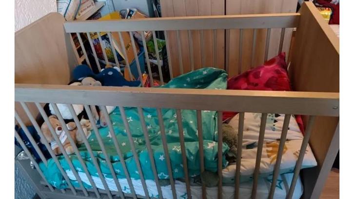 Babybed en verschoningstafel, Kinderen en Baby's, Kinderkamer | Commodes en Kasten, Ophalen