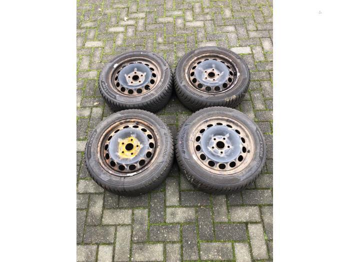 Velgen set + winterbanden van een Volkswagen Golf, Auto-onderdelen, Banden en Velgen, Personenwagen, Gebruikt, 3 maanden garantie