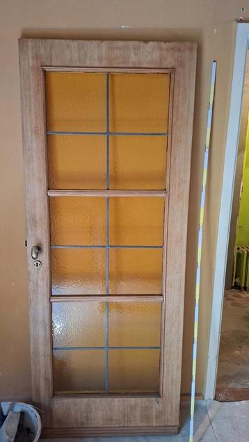 Mooie houten binnendeur beschikbaar voor biedingen
