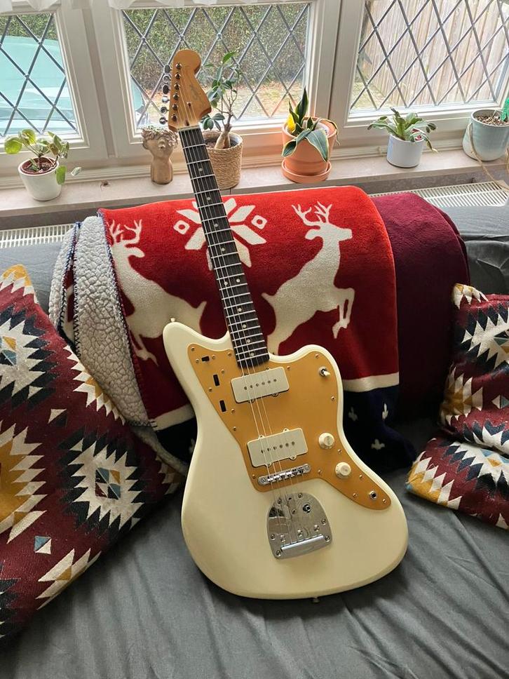 Squier J Mascis Jazzmaster met upgrades, Musique & Instruments, Instruments à corde | Guitares | Électriques, Comme neuf, Solid body