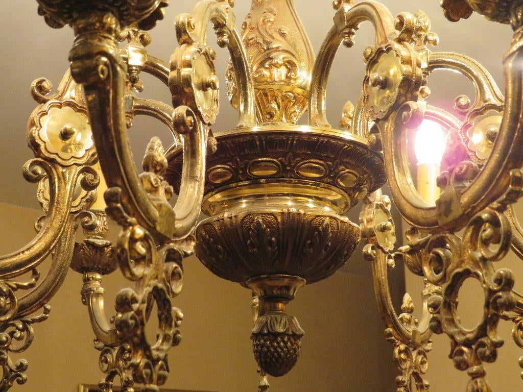 Goudkleurige kroonluchter, Ophalen