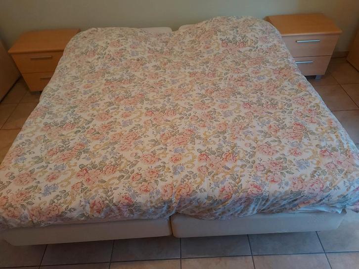 2 lits simples avec 2 tables de chevet en hêtre, Maison & Meubles, Chambre à coucher | Lits, Utilisé, Enlèvement