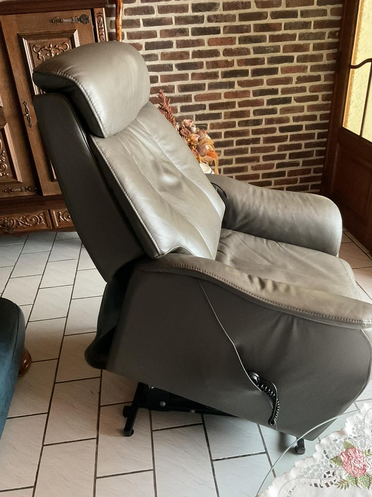 Elektisch verstelbare zetel, Ophalen, Zo goed als nieuw, Leer