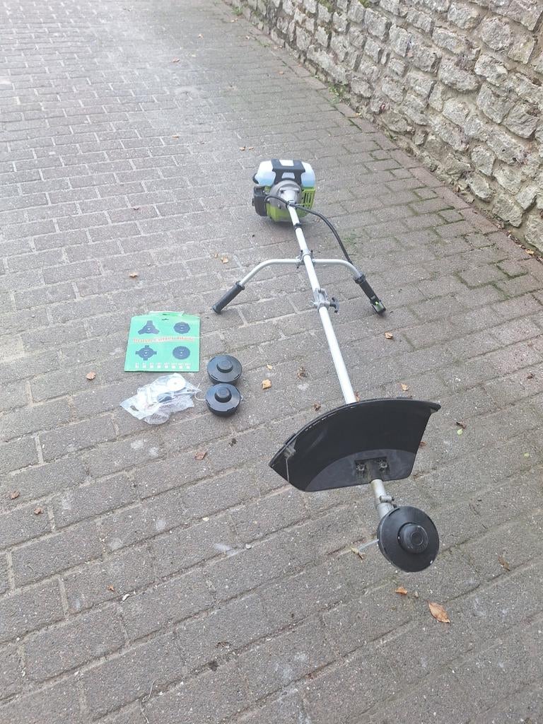 Debrouissalleuse central park à essence neuf et garantie fac, Jardin & Terrasse, Débroussailleuses, Enlèvement, Essence