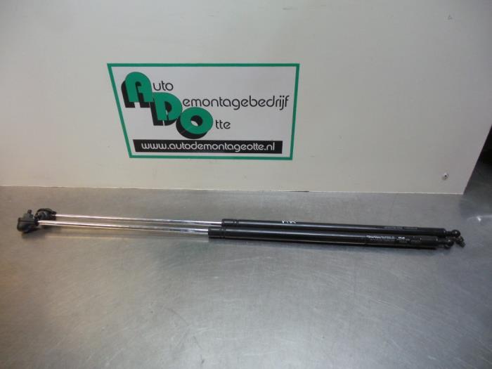 Kit amortisseur gaz hayon d'un Hyundai Coupe (Coupe 96-), Autos : Pièces & Accessoires, Carrosserie & Tôlerie, Hyundai, Utilisé