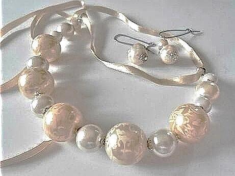 AVON: Zeer mooie set (ketting + oorbellen), Handtassen en Accessoires, Kettingen, Nieuw, Wit, Ophalen of Verzenden