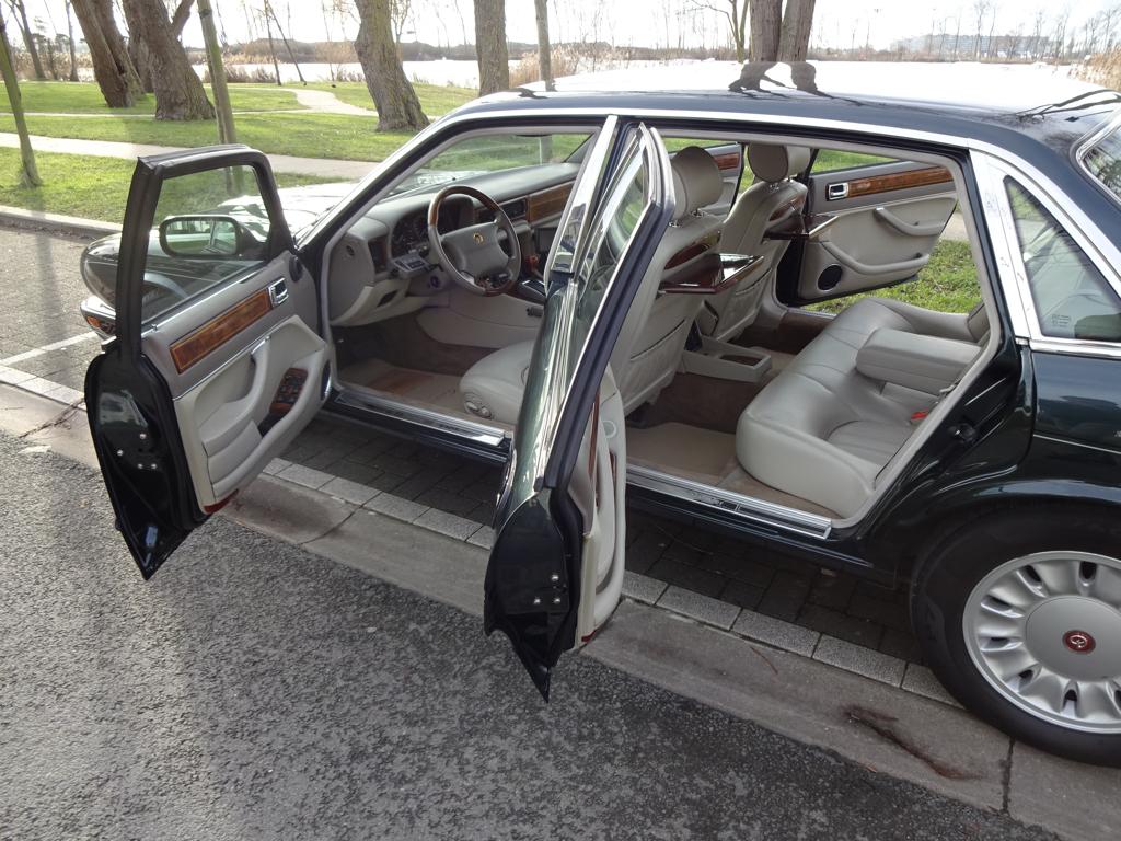 Daimler Six Long Wheel Base Jaguar X300 XJ, Lederen bekleding, Beige, 4000 cc, Berline