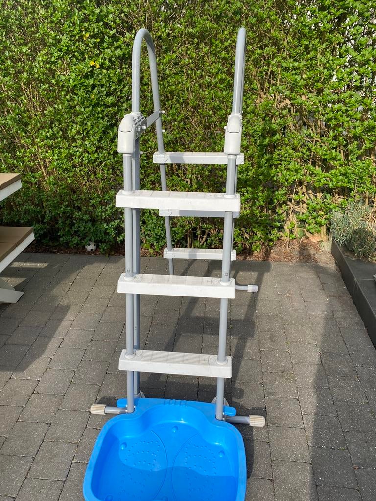 Intex zwembadladder + voetbadje, Tuin en Terras, Zwembad-toebehoren, Ophalen, Zo goed als nieuw, Ladder