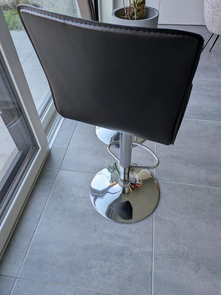 2 verstelbare barkrukken, Ophalen