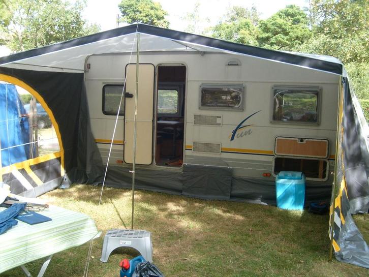 Caravan Burstner Fun 435 TN Sportiv, Caravanes & Camping, Caravanes, Particulier, jusqu'à 4, 750 - 1000 kg, Bürstner, Coin salon convertible