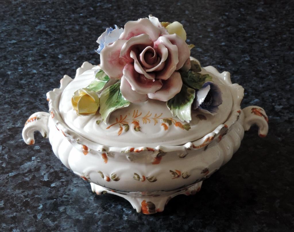 Terrine à soupe décorative ancienne, marquée V. Bassano, Enlèvement ou Envoi