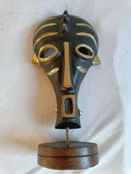 masque en métal sur le pied, Enlèvement