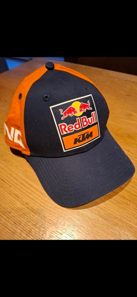 Nouveau chapeau Redbull, Enlèvement, Casquette