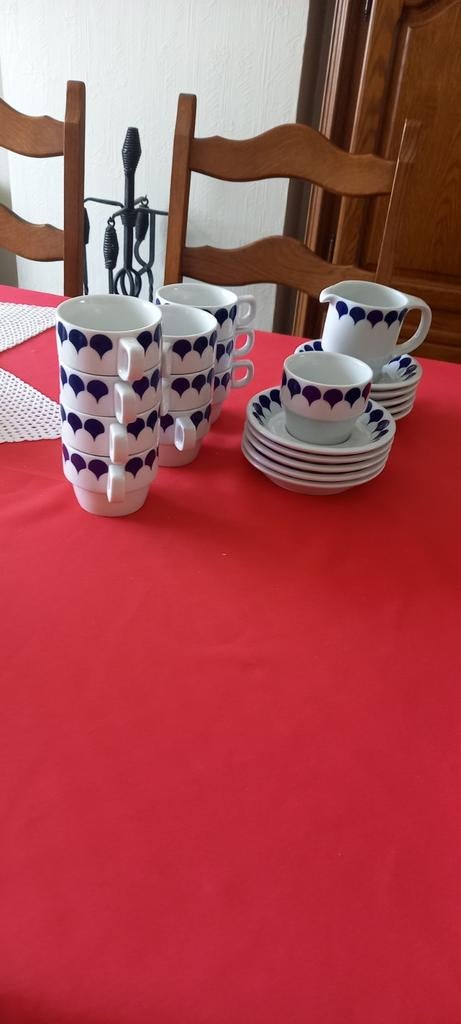 Koffie tassen en bordjes + melkkannetje, Ophalen