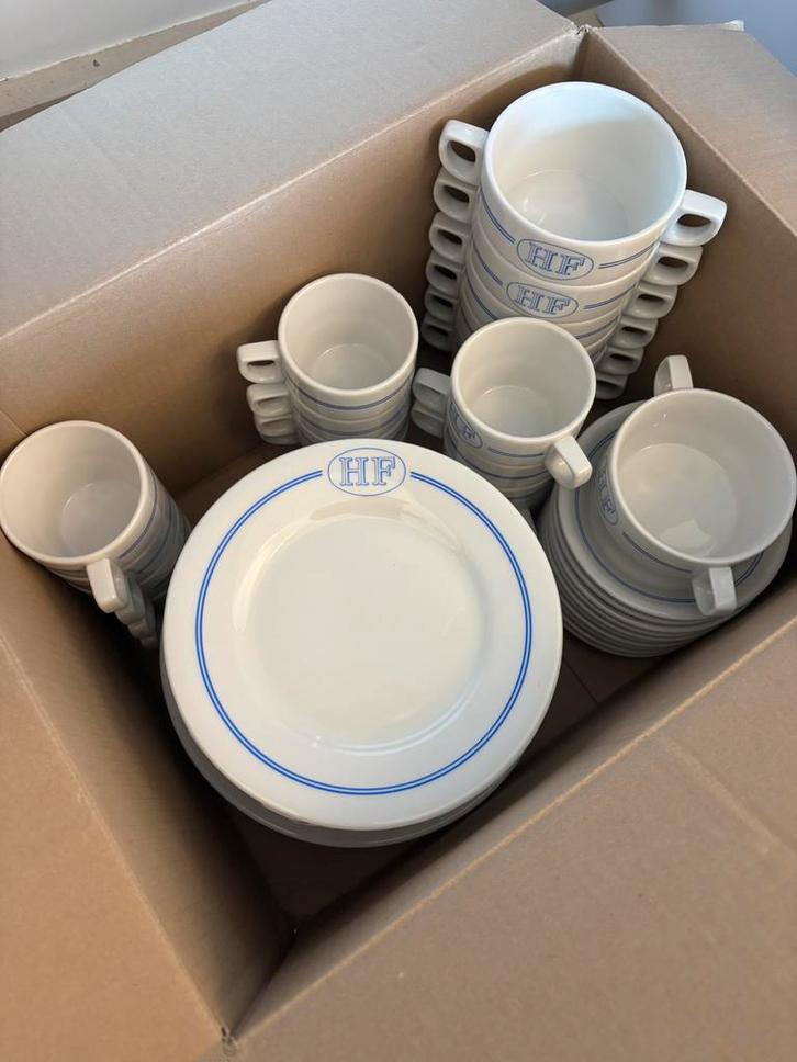 Wit servies met dubbel fijn blauw randje van HF, Antiek en Kunst, Antiek | Servies compleet, Ophalen