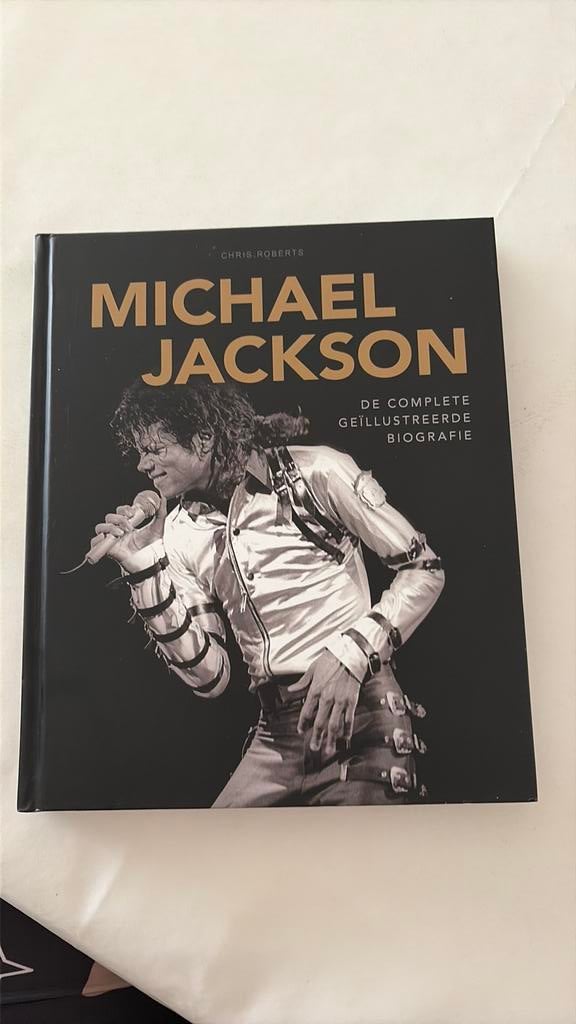 Michael Jackson - de complete geïllustreerde biografie, Livres, Musique, Enlèvement ou Envoi, Comme neuf, Artiste