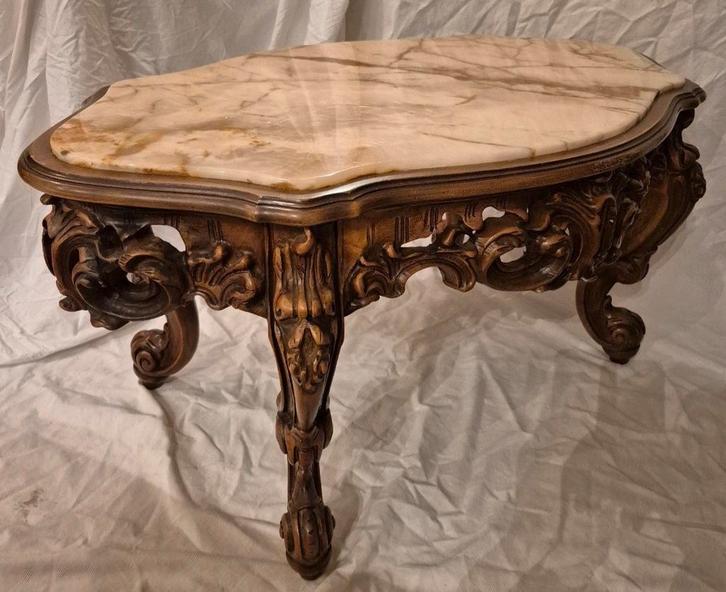 Table basse de style baroque avec plateau en marbre., Antiquités & Art, Antiquités | Meubles | Tables, Enlèvement