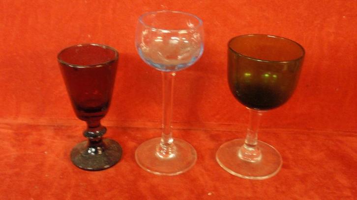 3 oude borrel glaasjes gekleurd glas Boheems, Louis Philippe, Verzamelen, Glas en Drinkglazen, Gebruikt, Borrel- of Shotglas, Ophalen of Verzenden