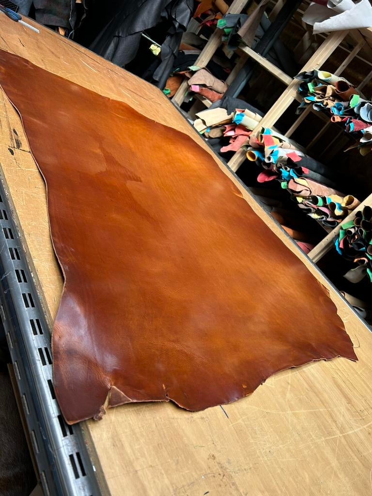 Cognac kleur hele Tuigleer 2,5-3 mm dikte half soepel nr2, Hobby en Vrije tijd, Stoffen en Lappen, Ophalen of Verzenden, Zo goed als nieuw