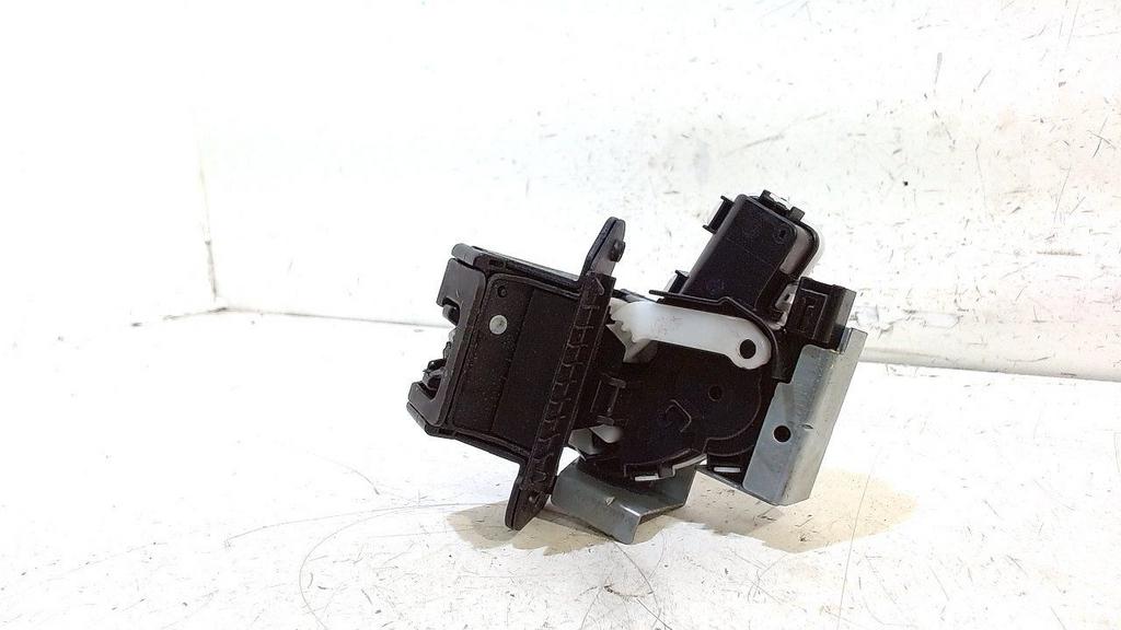 Slot mechaniek kofferdeksel achterklep elektrisch Mazda 2, Onderdelen@venauto.nl, Van der Ven Autorecycling B.V., Ettenseweg 76, 4706 PB Roosendaal, The Netherlands