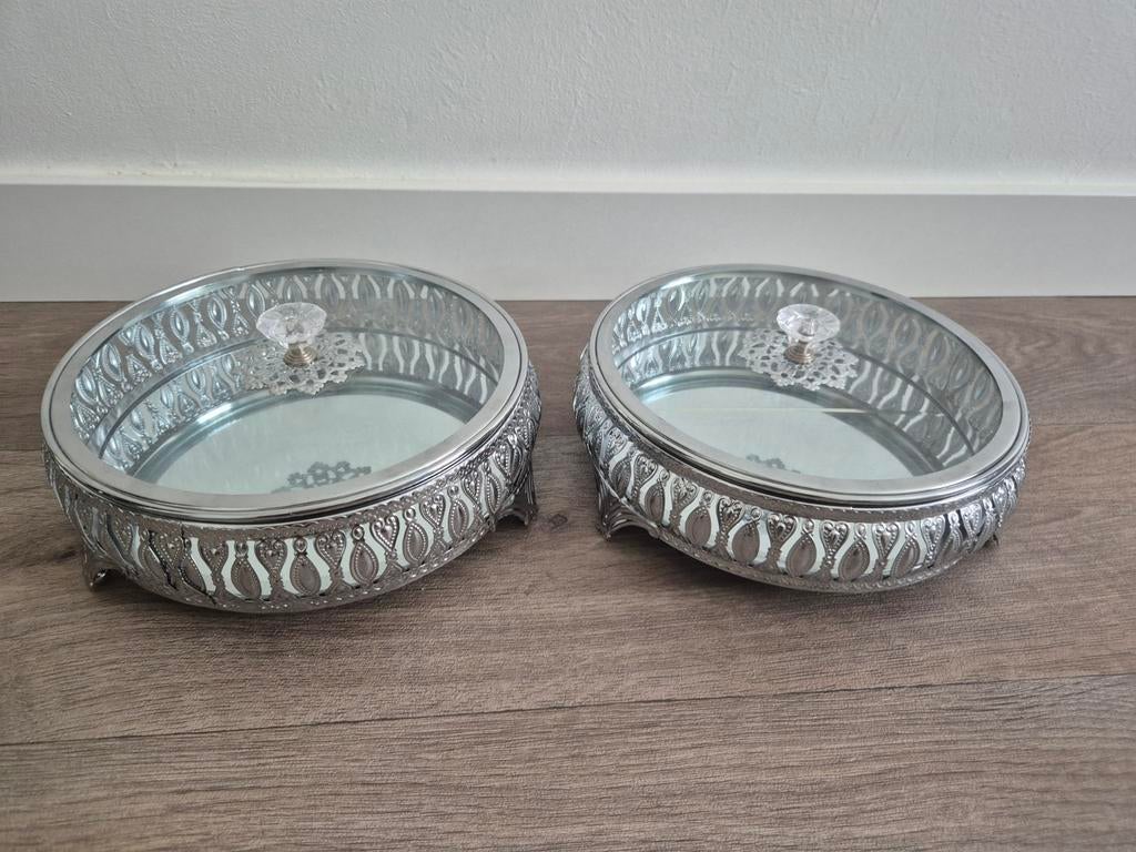 2 decoratieve schalen met spiegelbodem & deksel – 1 met bars, Huis en Inrichting, Ophalen of Verzenden, Schaal